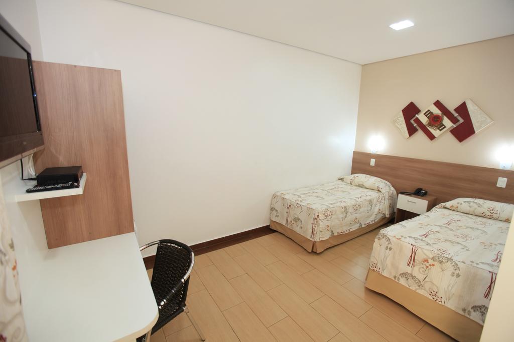 Hotel Oly Plaza 피라시카바 객실 사진