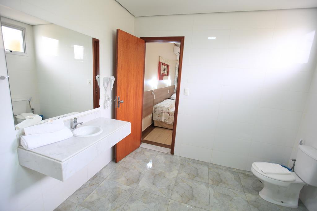 Hotel Oly Plaza 피라시카바 객실 사진